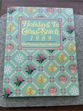 HOLIDAYS IN CROSS STITCH 1989 The Vanessa-Ann Collection Book  Hard back EUC